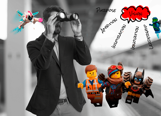 Mann mit Fernglas in schwarz weiß und Lego Figuren